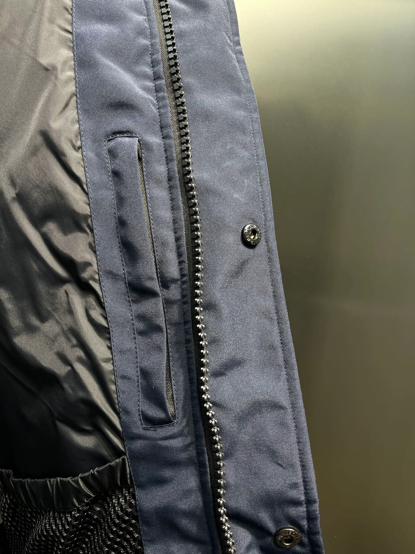 P720 high-end version (new version of Big Goose 01) Canada Goose Canada Goose #Chilliwack 7999M bomber jacket short down jacket/01 model #Men and Women Same Style# ➖ Genuine synchronous anti-counterfeiting chip sensor! ➖ Imported 21S polyester-cotton blended original fabric [last year’s 16S/18S hard fabrics have been completely eliminated, this year all use 21S genuine synchronous fabrics, the soft mid-strap feels delicate and textured], genuine synchronous Feather-Light 10D waterproof coating fabric, made of 84.5 polyester fiber and 15.5 cotton, 100% the best feel in the entire network! ➖ The genuine official website is synchronized with the national standard 80 white duck down, you can check the official website customer service, there will never be a series of misleading claims such as 90 down or goose down! ➖ Using the best nylon lining with double double-layer sealing design, velvet-proof No. 7 needle + grid-filled down ready-made garments, there is 100% no so-called velvet running! ➖ The cuffs are designed with thickened seamless threads, and the collar and pockets are lined with top-quality polar fleece to keep you warm and comfortable! ➖ Yoshida YKK provides original custom-made electroplated sliders. YKK two-way lockable zippers are tight and smooth and will not peel off paint! ➖ 3M composite guarantees that the Velcro is the same as the original, durable, and all accessories and hardware are custom-made! ➖ Imported BEHRINGER embroidery machine to customize the 10,000-needle embroidery logo, 98% of which can be reproduced to restore the original logo. You can check and compare on the official website! ➖ The fur collars are all made of large pieces of Western Canadian blue wolf hide, ensuring that each fur collar is 13-15cm wide!   Size:XS-XXL